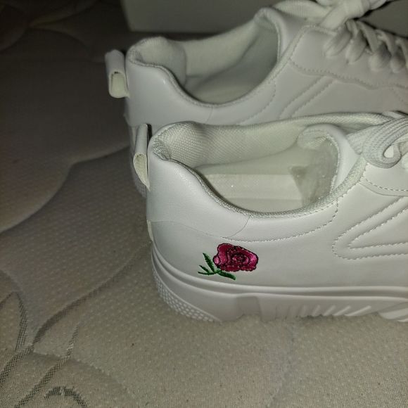 Floral Embroidery White Sneakers - Picture 4 of 5